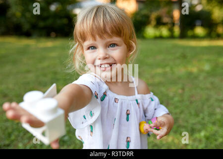 Ritratto di carino bambina in giardino Foto Stock