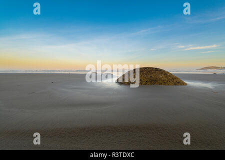 Nuova Zelanda, costa Otago, Moeraki Boulders Koekohe sulla spiaggia con cielo a sunrise Foto Stock