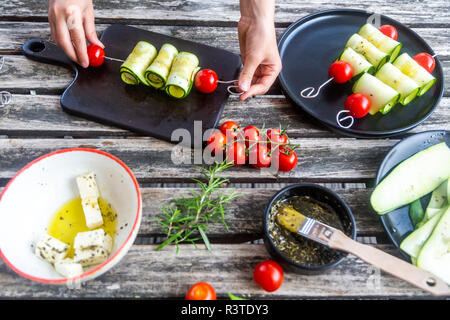 Grill vegetariano spiedini, pomodori e zucchine a fette, formaggio di pecora Foto Stock
