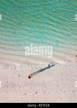 Indonesia, Bali, Melasti, vista aerea del Karma Kandara beach, donna in piedi sulla spiaggia Foto Stock