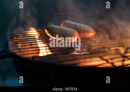 Salsicce su un barbecue grill Foto Stock