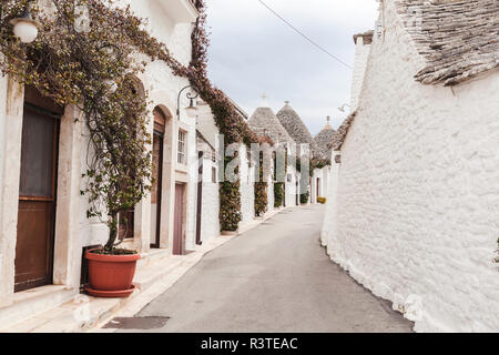 L'Italia, Puglia, Alberobello, vista da vicolo tipicamente con Trulli Foto Stock