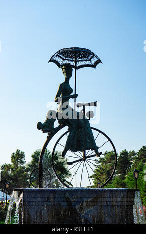 Batumi, Adjaria, Georgia - 08 luglio 2018: la famosa fontana a Batumi boulevard - Madame con cucciolo Foto Stock