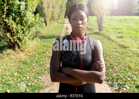 Giovane atleta nei campi Foto Stock