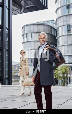 Germania, Duesseldorf, due di moda la gente di affari con sacche da viaggio Foto Stock