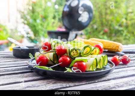 Grigliata grill vegetariano spiedini, pomodoro, formaggio di pecora e fette di zucchine Foto Stock