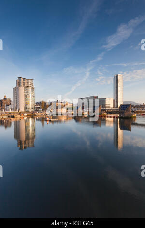Regno Unito e Irlanda del Nord, Belfast, skyline della città lungo il fiume Lagan all'alba Foto Stock