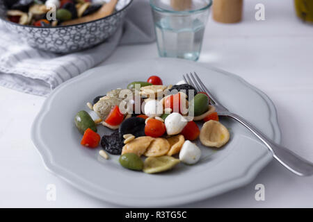 Mediterraneo orecchiette con pomodoro, olive, mozzarella Foto Stock