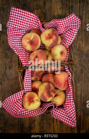 Ciambella le pesche in wiccurbasket Foto Stock