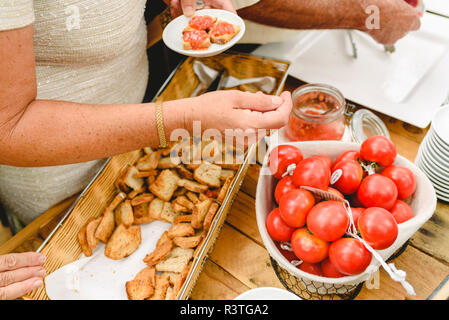 Lo stile mediterraneo antipasti servita durante una festa per un caterign. Foto Stock