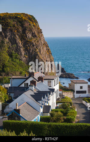 Regno Unito e Irlanda del Nord, nella contea di Antrim, Portbradden, elevati village vista sul parco bianco Bay Foto Stock