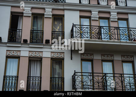 Batumi, Georgia / Luglio 10, 2018: architettura della vecchia Batumi famosa Piazza piazza vicino al porto di Batumi Foto Stock