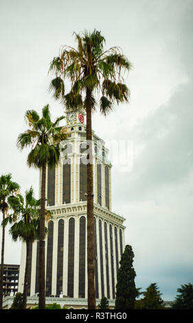 Batumi, Adjaria, Georgia - 08 luglio 2018: edifici di 5 stelle moderno Sheraton hotel si trova vicino a Batumi boulevard passeggiata costiera a piedi Foto Stock