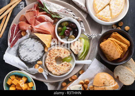 Antipasti mediterranei. Il cibo italiano ingredienti. Antipasto. Vista superiore Foto Stock