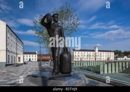 Regno Unito e Irlanda del Nord, nella contea di Londonderry, Derry, Ebrington Square, rinnovato ex British base navale, International Sailor statua Foto Stock