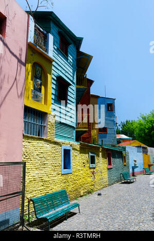 Dipinto luminosamente case/business in Caminito, La Boca di quartiere o il barrio di Buenos Aires, Argentina, Sud America, Patagonia Foto Stock