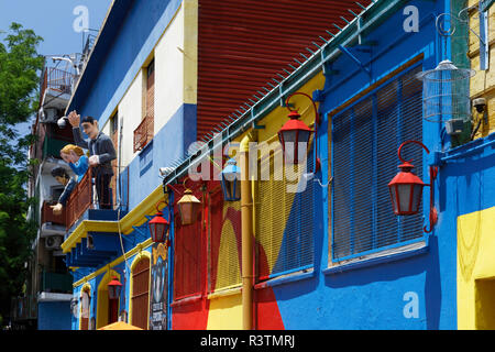 Dipinto luminosamente case/business in Caminito, La Boca di quartiere o il barrio di Buenos Aires, Argentina, Sud America, Patagonia Foto Stock