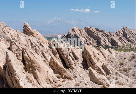 Quebrada de las Flechas del Valles Calchaquies Regione, Provincia di Salta. Nevado de Cachi in background. Sud America, Argentina, Cafayate Foto Stock