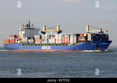 La nave portacontainer Giesele A passa il 19 ottobre 2018 Terneuzen e prosegue in direzione di Anversa. Foto Stock