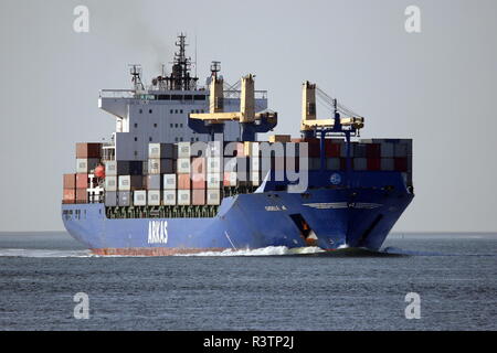 La nave portacontainer Giesele A passa il 19 ottobre 2018 Terneuzen e prosegue in direzione di Anversa. Foto Stock