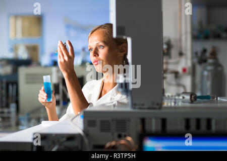 Ritratto di un ricercatore femmina facendo ricerca in laboratorio Foto Stock