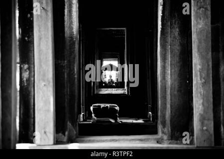 Siem Reap, Cambogia - Settembre 12, 2010: religiosa buddista statua a Angkor Wat, Foto Stock