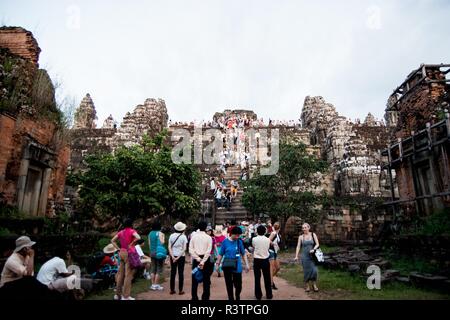 Siem Reap, Cambogia - Settembre 12, 2010: i turisti in visita ai templi di Angkor Wat Foto Stock