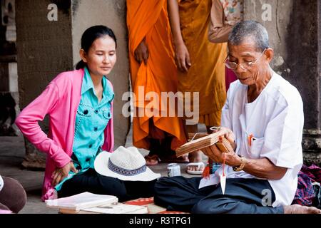 Siem Reap, Cambogia - Settembre 12, 2010: indovini la lettura del futuro in prossimità di un tempio buddista in Cambogia. Foto Stock