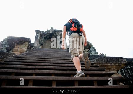 Siem Reap, Cambogia - Settembre 12, 2010: i turisti in visita ai templi di Angkor Wat Foto Stock