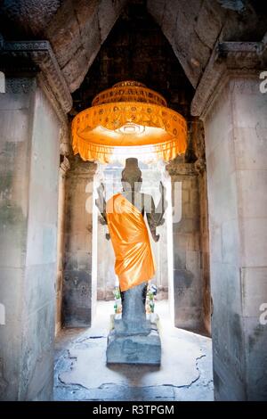 Siem Reap, Cambogia - Settembre 12, 2010: religiosa buddista statua a Angkor Wat, Foto Stock