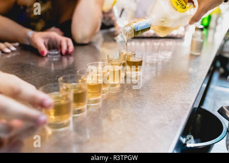 Valencia, Spagna - Luglio 05, 2018: Round scatti in un bar durante un matrimonio. Foto Stock