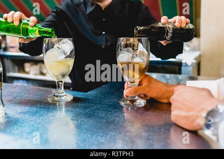 Valencia, Spagna - Luglio 05, 2018: Barman preparare bicchieri di alcol Foto Stock