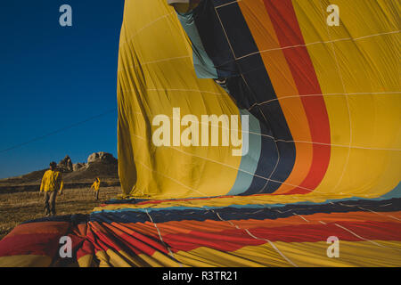 Goreme, Turchia - Aprile 4, 2012: i palloni ad aria calda per i turisti volare sopra le formazioni rocciose a sunrise nella valle della Cappadocia. Foto Stock