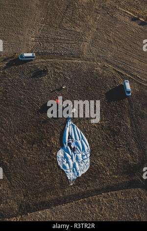 Goreme, Turchia - Aprile 4, 2012: i palloni ad aria calda per i turisti volare sopra le formazioni rocciose a sunrise nella valle della Cappadocia. Foto Stock