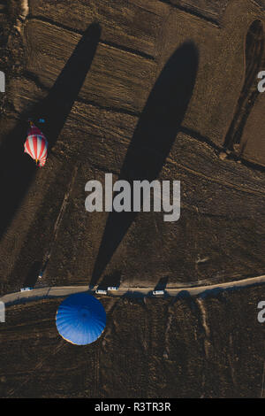 Goreme, Turchia - Aprile 4, 2012: i palloni ad aria calda per i turisti volare sopra le formazioni rocciose a sunrise nella valle della Cappadocia. Foto Stock