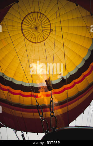 Goreme, Turchia - Aprile 4, 2012: i palloni ad aria calda per i turisti volare sopra le formazioni rocciose a sunrise nella valle della Cappadocia. Foto Stock