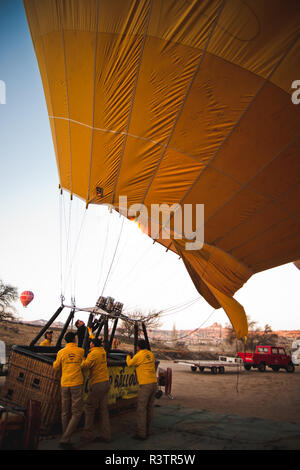 Goreme, Turchia - Aprile 4, 2012: i palloni ad aria calda per i turisti volare sopra le formazioni rocciose a sunrise nella valle della Cappadocia. Foto Stock