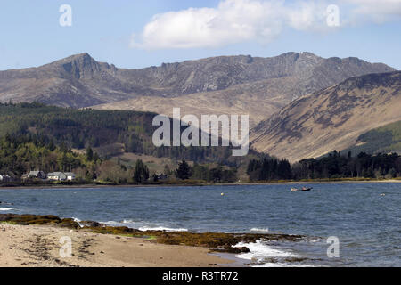 L'isola di Arran si siede nel Firth of Clyde sulla costa ovest della Scozia. È noto come, 'Scotland in miniatura", perché ha la più stupefacente, meraviglioso, drammatico, e alcuni dei migliori panoramica, e fotografiche, scenario c'è. Montagne, colline e foreste, spiagge, acqua, mari e, all'occasione, il cielo blu che sono solo alcune delle gioie di visita di Arran. Foto Stock