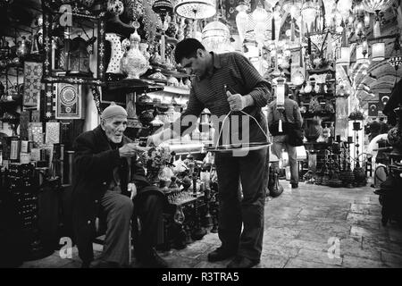 Istanbul, Turchia - 5 Aprile 2012: Interno del Grand Bazaar di Istanbul, pieno di fornitori di lavoro. Foto Stock