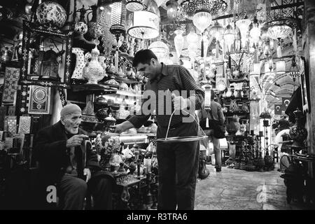 Istanbul, Turchia - 5 Aprile 2012: Interno del Grand Bazaar di Istanbul, pieno di fornitori di lavoro. Foto Stock