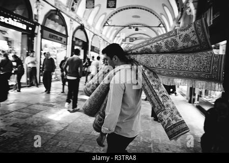 Istanbul, Turchia - 5 Aprile 2012: Interno del Grand Bazaar di Istanbul, pieno di fornitori di lavoro. Foto Stock