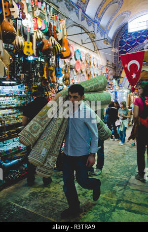 Istanbul, Turchia - 5 Aprile 2012: Interno del Grand Bazaar di Istanbul, pieno di fornitori di lavoro. Foto Stock