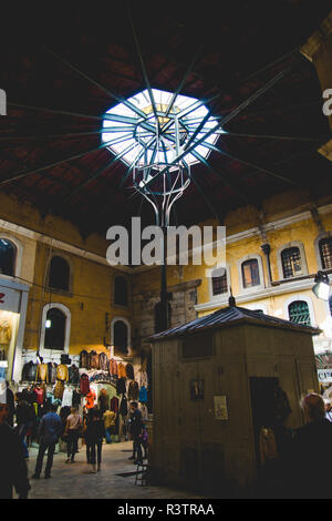 Istanbul, Turchia - 5 Aprile 2012: Interno del Grand Bazaar di Istanbul, pieno di fornitori di lavoro. Foto Stock