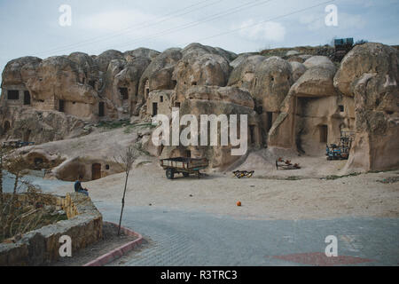 Cavusin, Turchia - Aprile 5, 2012: grotte scavate nella roccia come abitazioni nella città di Cavusin, nella regione turca della Cappadocia. Foto Stock