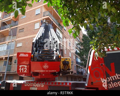 Valencia, Spagna - 28 Ottobre 2018: Vigili del fuoco della città spagnola di Valencia che frequentano un emergenza nei distretti di lavoro della città. Foto Stock