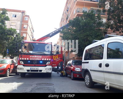 Valencia, Spagna - 28 Ottobre 2018: Vigili del fuoco della città spagnola di Valencia che frequentano un emergenza nei distretti di lavoro della città. Foto Stock