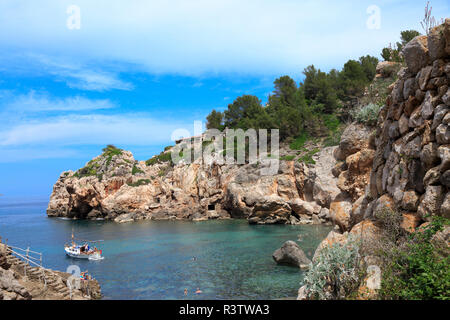 Isole Baleari Spagna, Mallorca. Cala Banyalbufar. Piscina sul fronte spiaggia. Foto Stock