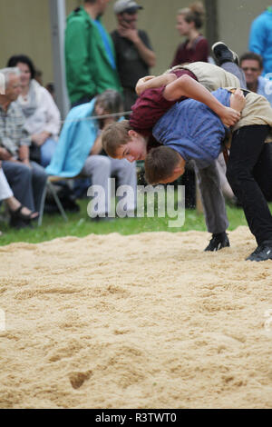 La tradizionale svizzera match wrestling a Jakobsbad Foto Stock