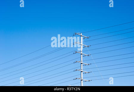 Torre elettrico sul cielo blu con molte linee di alimentazione Foto Stock