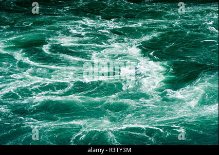 Abstract bianco correnti di acqua nel fiume verde Foto Stock